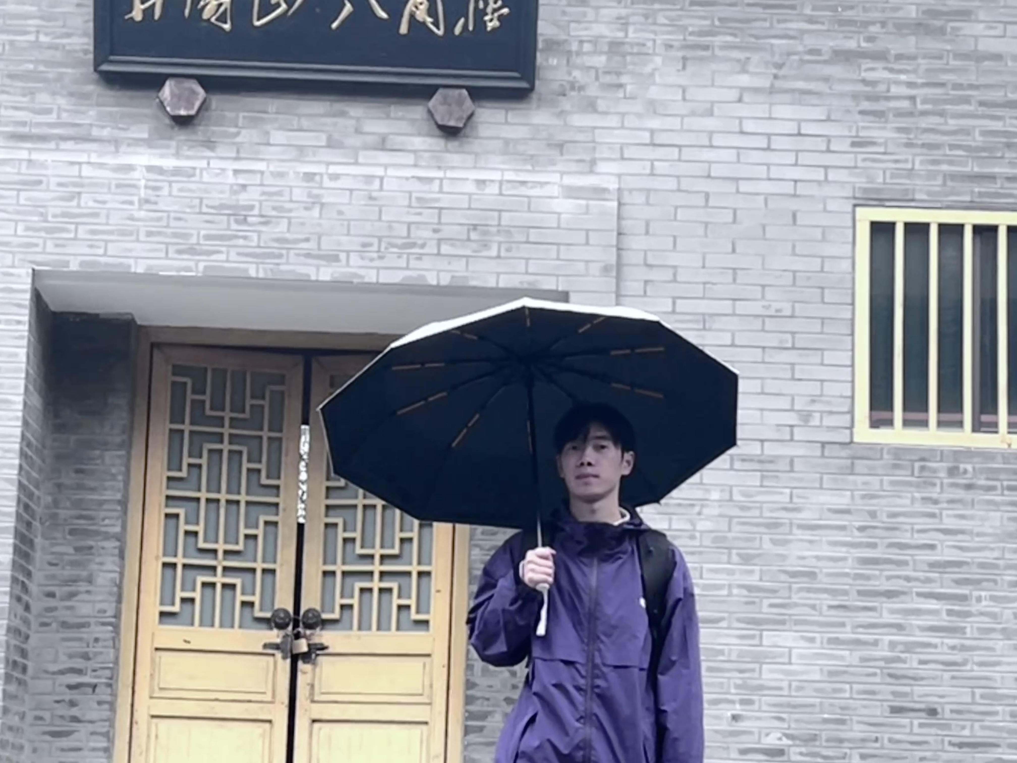 Qvi 在雨中的个人照片